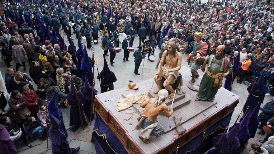 La Plaza Mayor, repleta de gente al paso de la Vera Cruz, el pasado Jueves Santo.