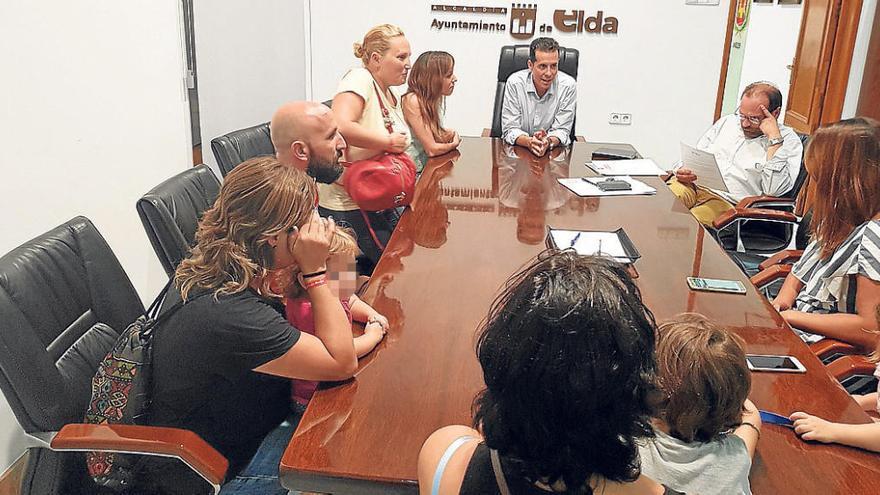 Reunión mantenida entre Rubén Alfaro y padres de Santa Infancia.