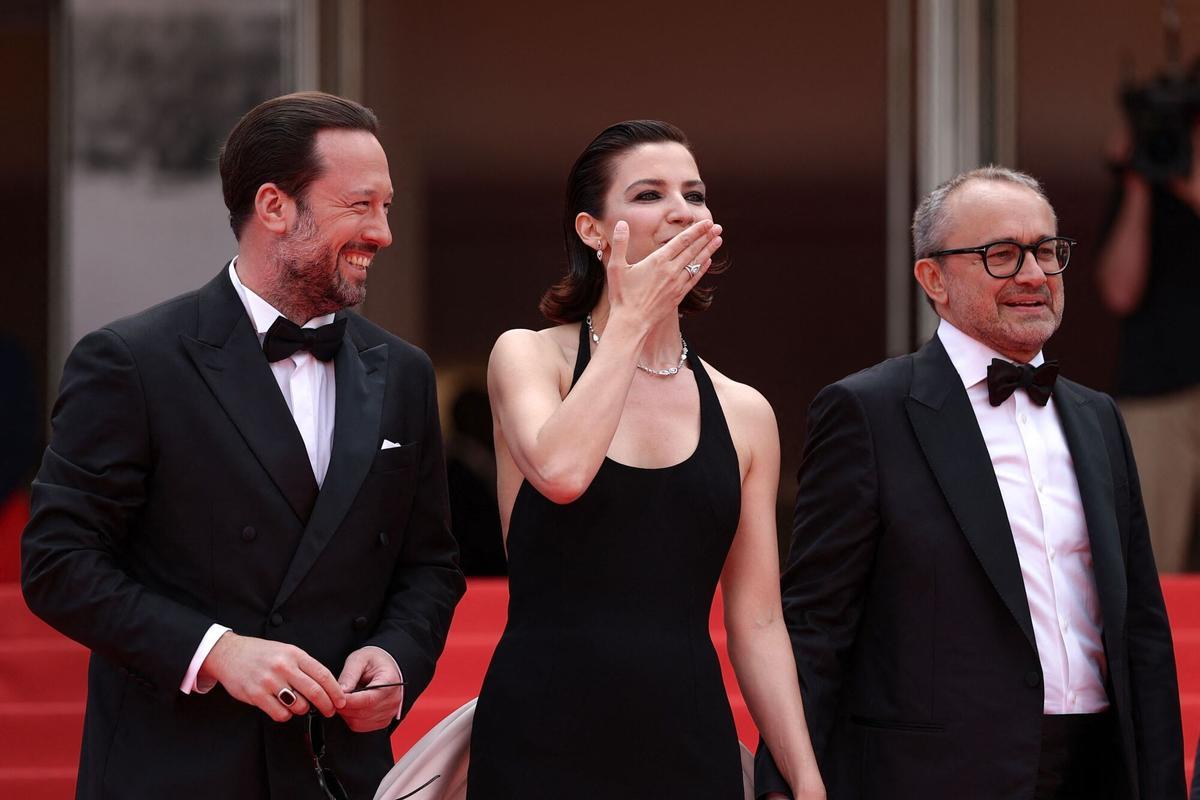 El actor Dmitriy Mazurov, la actriz Iris Lebedeva y el director Andrey Zvyagintsev antes de la presentación de 'Minotauro' en el festival de Cannes, este martes.