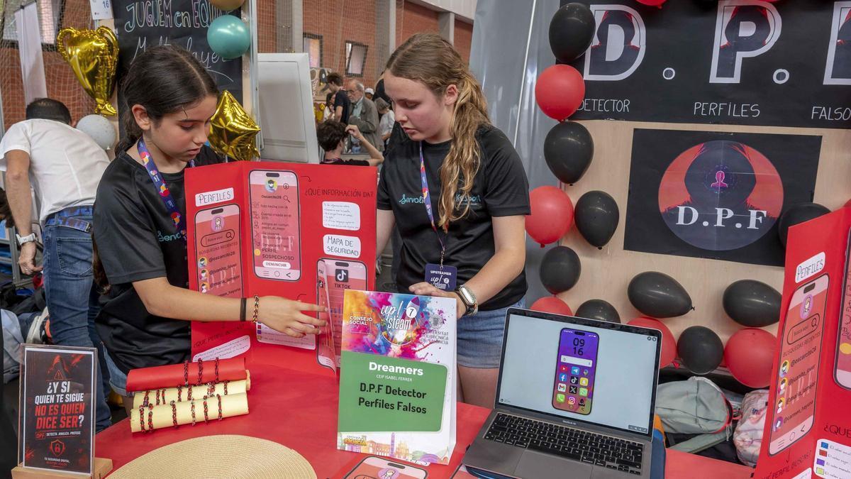 Alumnes del CEIP Isabel Ferrer de Castelló de la Plana amb l'aplicació per detectars perfils falsos en internet que han ideat.