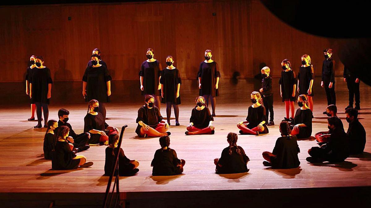 El coro “Peques de El León de Oro”, durante un concierto en Oviedo. | Miki López