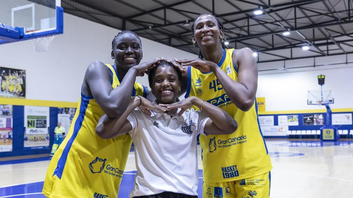 Adji Fall (izd.), Mimi Alnatas (centro) y Astou Ndour, sonrientes en las instalaciones de La Paterna.