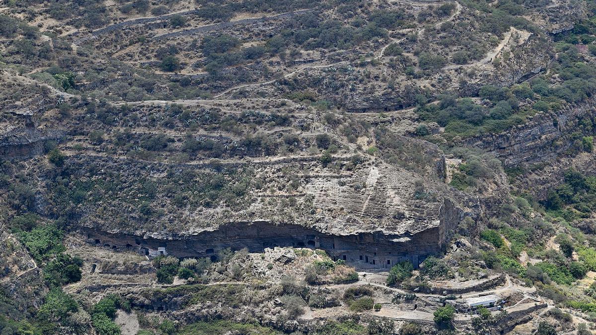 Vista aérea del yacimiento arqueológico de las cuevas de Risco Caído, en el municipio de Artenara. | | JUAN CARLOS CASTRO