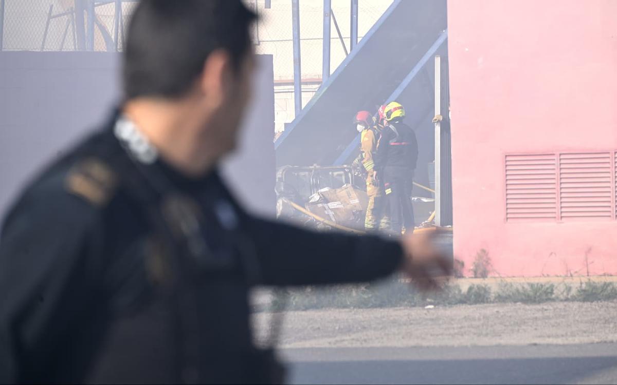 Alarma en Elche por el humo del incendio en una nave de reciclaje ubicada en Carrús