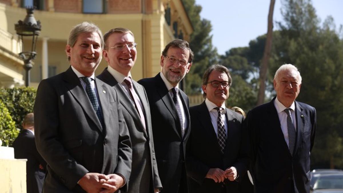 Rajoy, Mas y Margallo coinciden en la escalinata del Palau de Pedralbes.