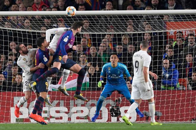 Imágenes de la primera parte del partido de ida de semifinales de Copa del Rey entre el FC Barcelona y el Real Madrid disputado en el Camp Nou