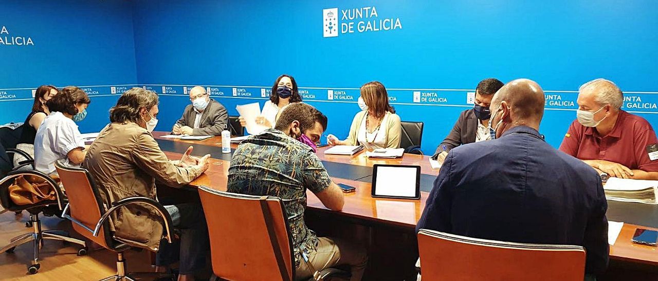 Un momento de la reunión de ayer de la Mesa por Ons, celebrada en la sede de Medio Ambiente. |   // CMA