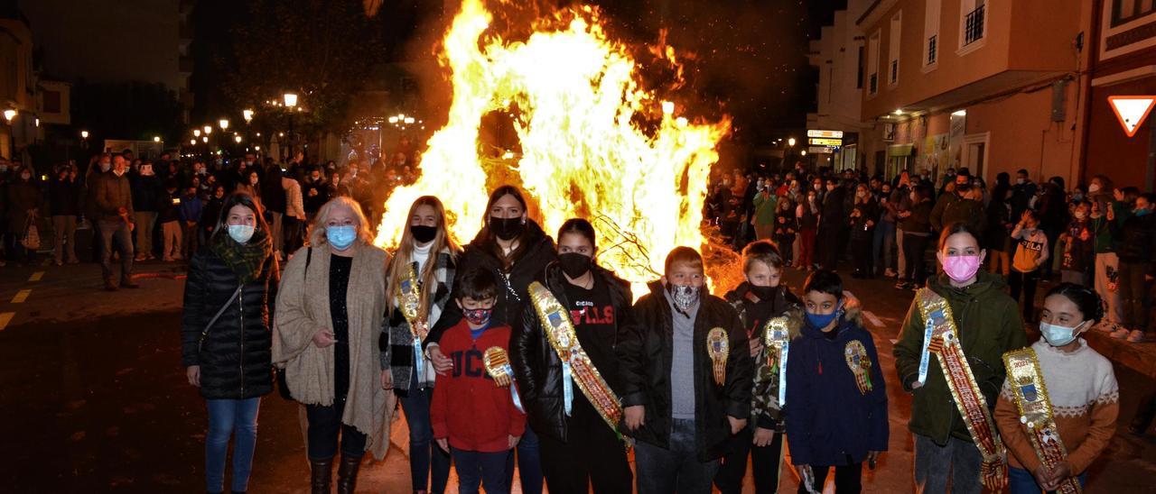 Ayer también fue la noche de la ‘Cremà’, con el encendido de las hogueras.