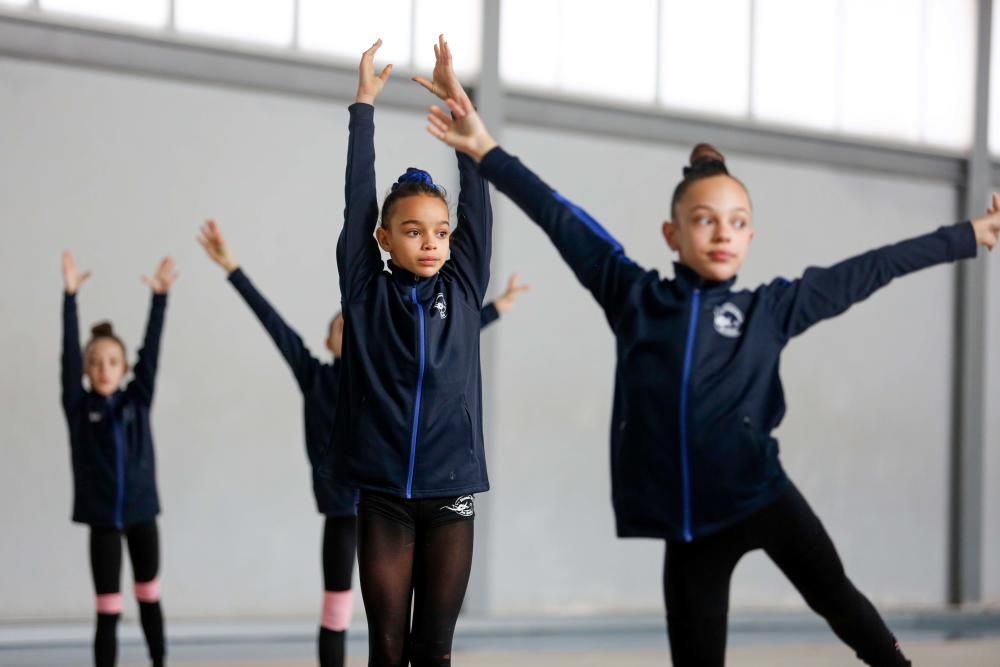 La entrenadora y exgimnasta nacional Amaya Cardeñoso dirige al grupo de alumnas con mayor proyección en el CGR San Antonio, cosechando múltiples medallas estatales en los últimos años