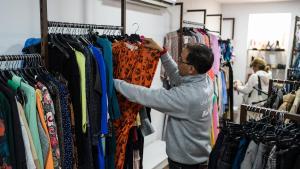 Luis González, encargado de la tienda Moda re- de Creu Coberta, 117.