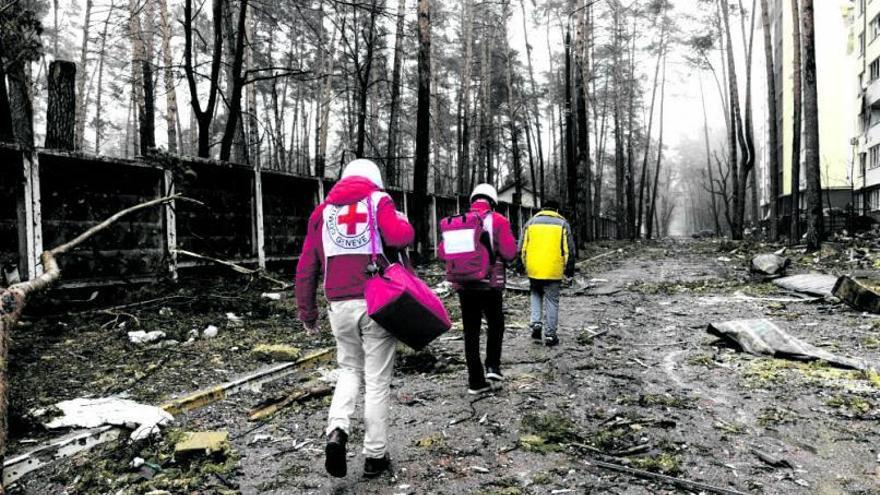 Efectius de la Creu Roja a la ciutat d’Irpin. | REUTERS