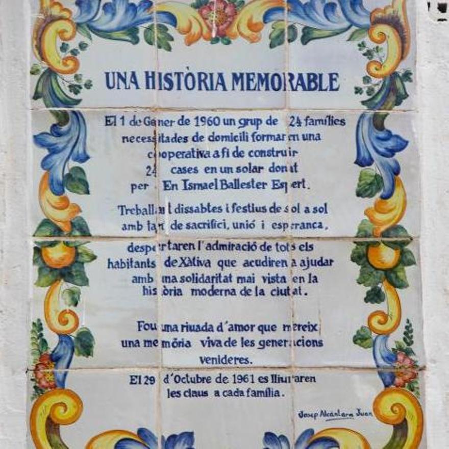 Placa que recorda el procés de construcció de les casetes.