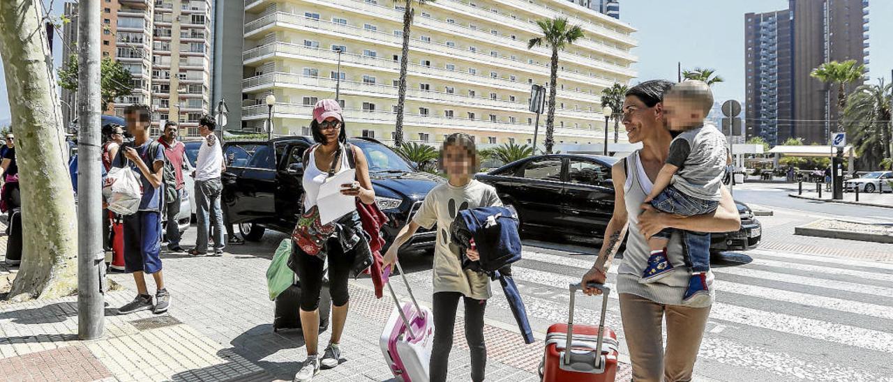 Varias familias de turistas nacionales, llegando a un hotel, días atrás, para pasar las vacaciones de Semana Santa.