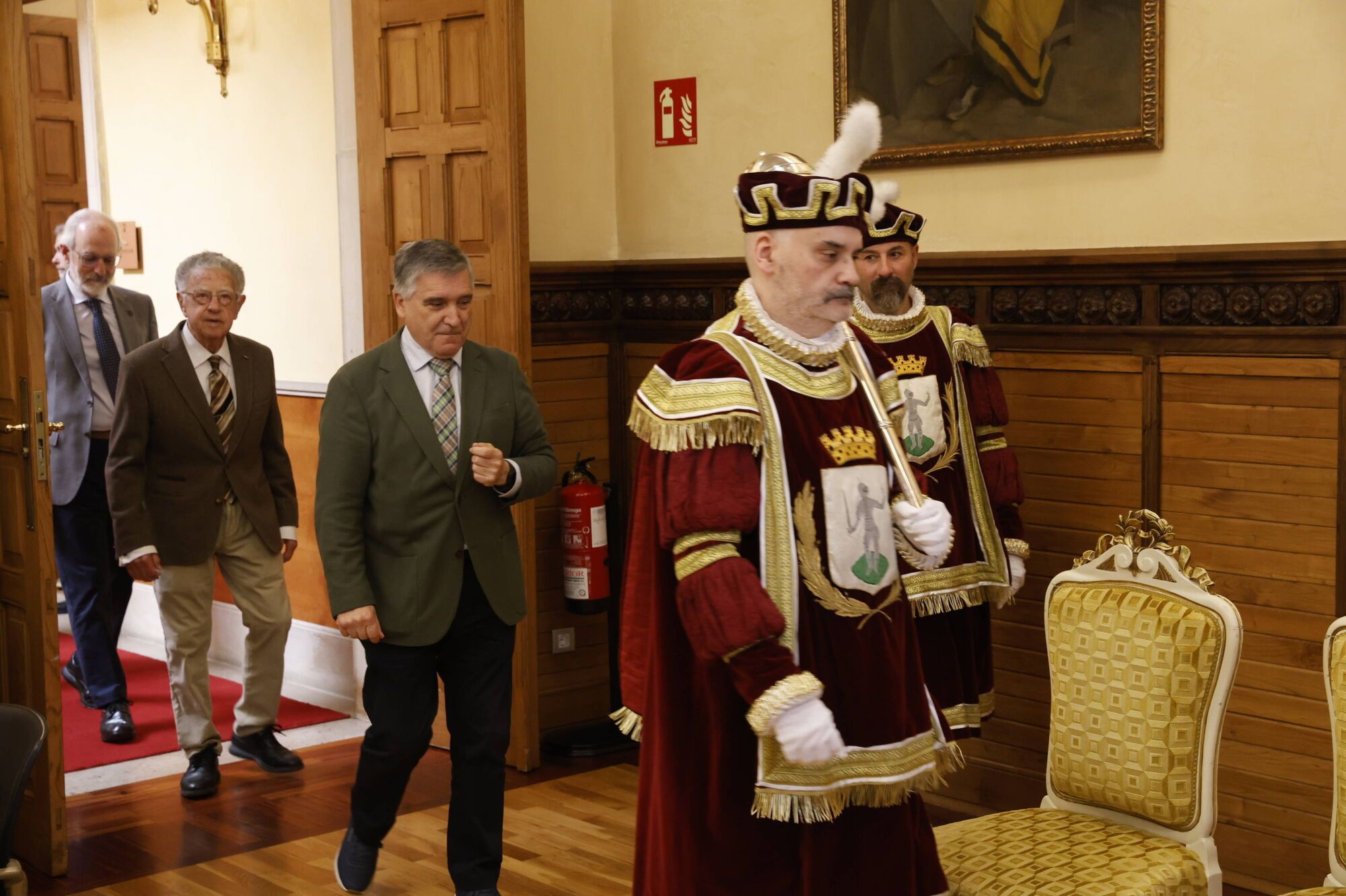 EN IMÁGENES: Gijón honra a sus vecinos ejemplares, ahora sí, tras la interrupción provocada por el apagón
