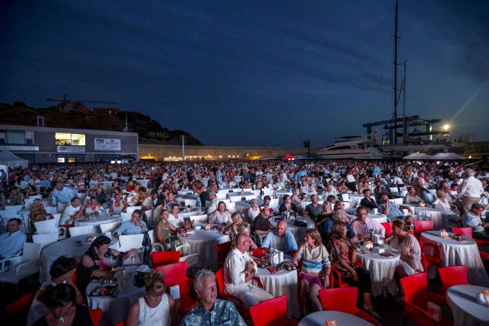 3.500 Zuhörer kamen am Donnerstag (20.7.). in den Hafen im Südwesten von Mallorca. Mit dem Auftritt von Tom Jones begann die Reihe der schon traditionellen Sommerkonzerte. Es folgen m 25. 7. der Jazz-, Soul- und Funk-Sänger George Benson, am 4. August findet eine Nineties-Party unter anderem mit der schwedischen Dance-Band Ace of Base statt.