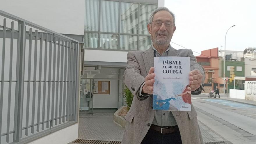 Gonzalo Guijarro, delante de la biblioteca de Pedregalejo, con su novela de humor.