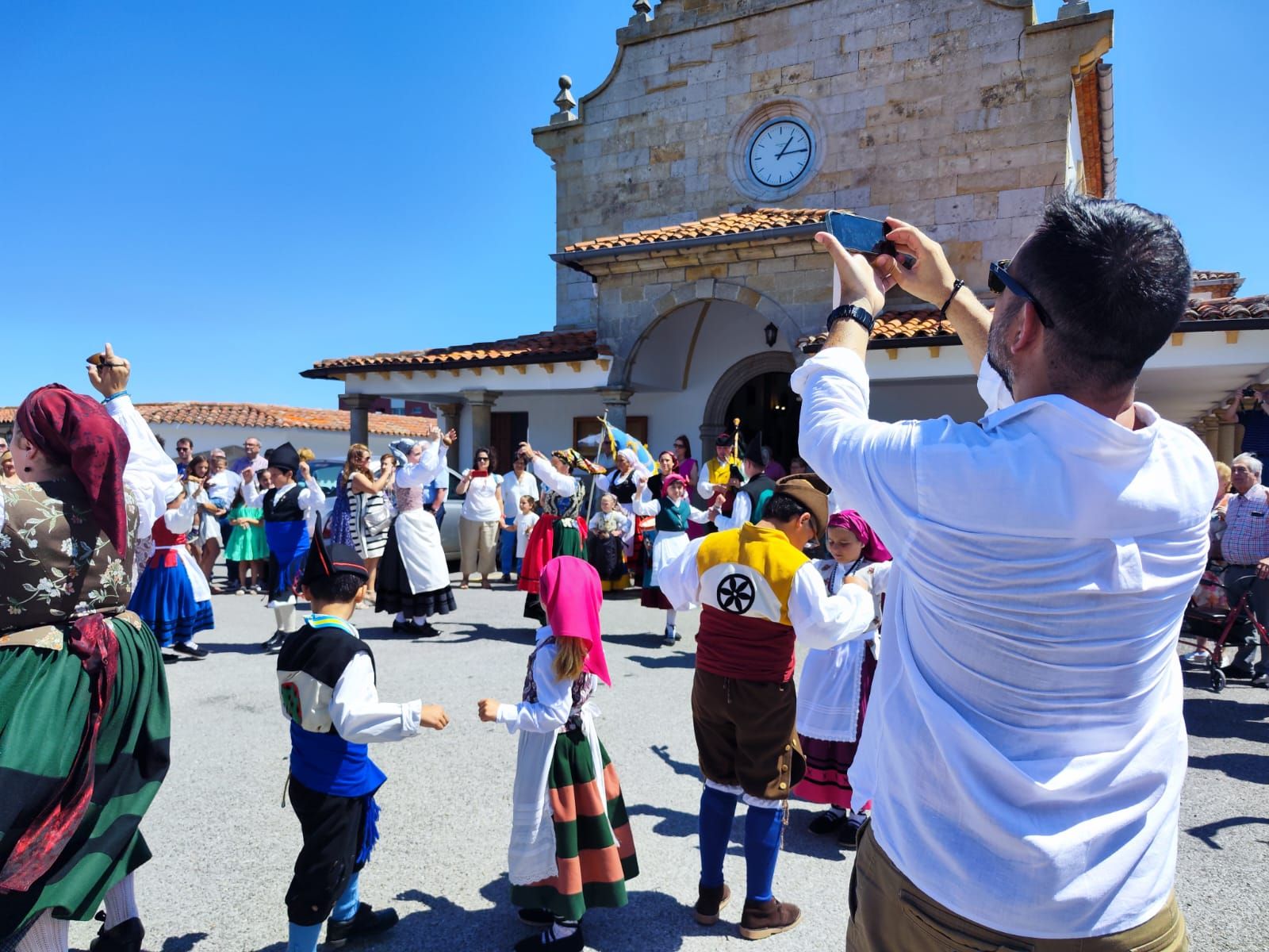 Quintes inicia con procesión y folclore unas fiestas de Santa Ana que se prevén multitudinarias