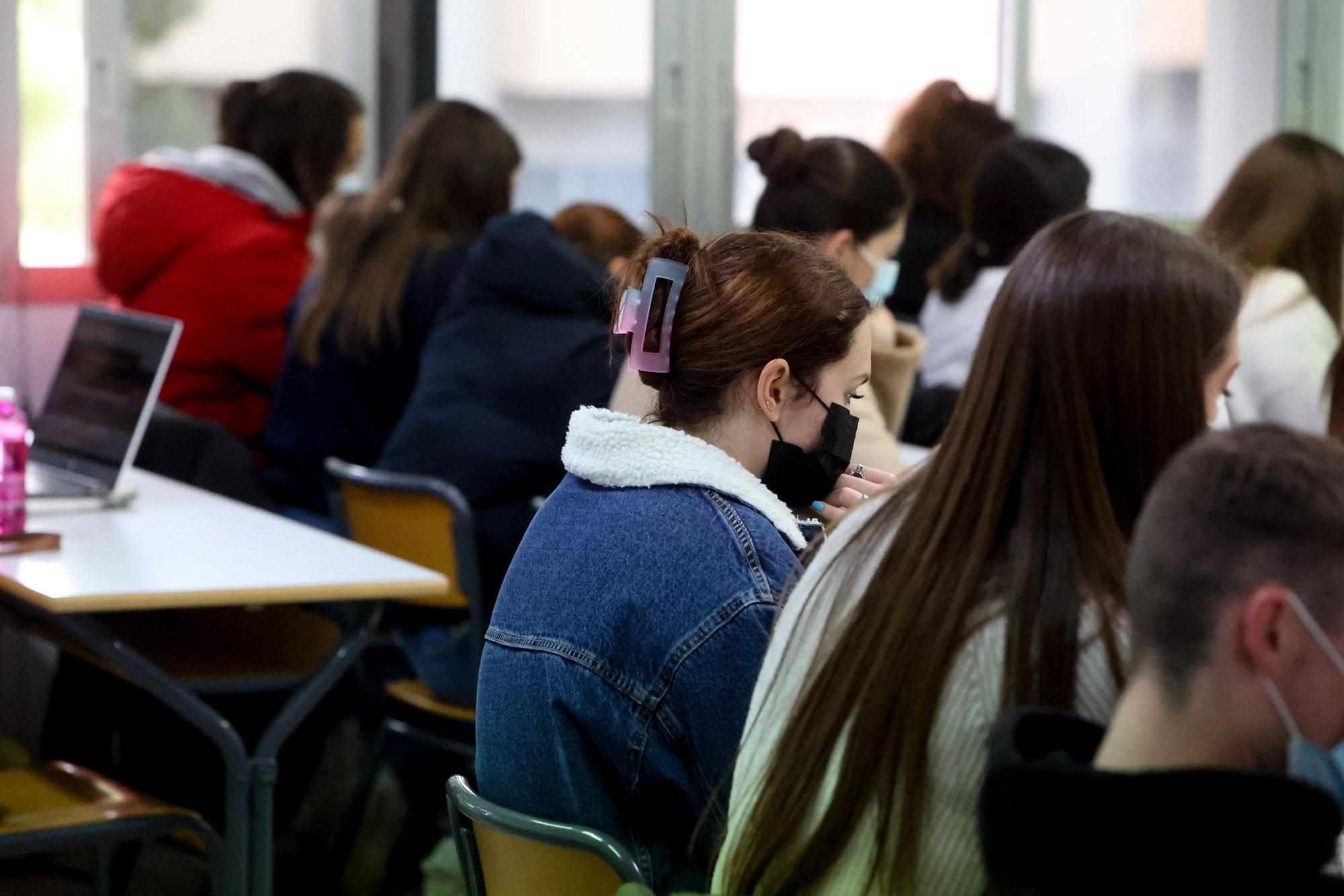 Clases con abrigo y manta ante la negativa de la UA a encender la calefacción