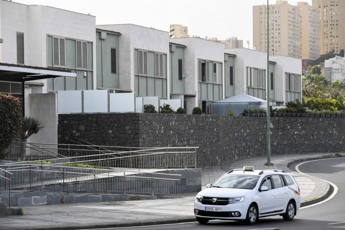 25-12-19 LAS PALMAS DE GRAN CANARI. LA MINILLA. LAS PALMAS DE GRAN CANARIA. Foto de un edificio de dúples en la Avenida de Ansite, número 11, que tienen exceso de altura, con respecto al plan general.  Fotos: Juan Castro.  | 25/12/2019 | Fotógrafo: Juan Carlos Castro