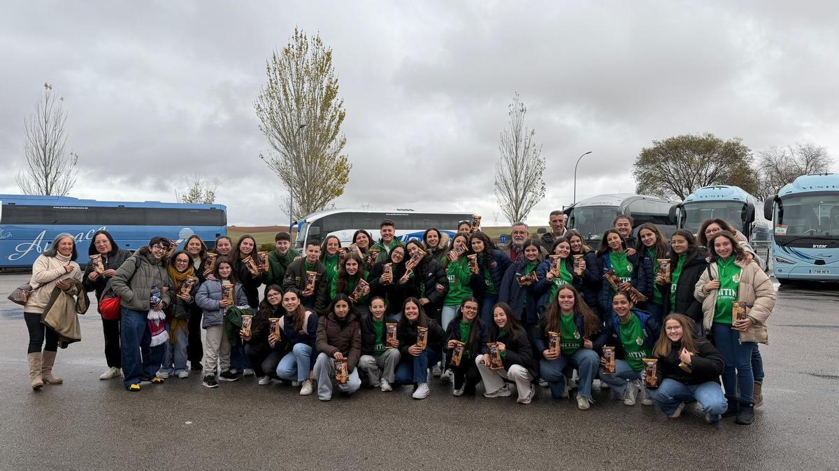 Parte de los aficionados de la Ribera que se desplazaron hasta el Metropolitano.