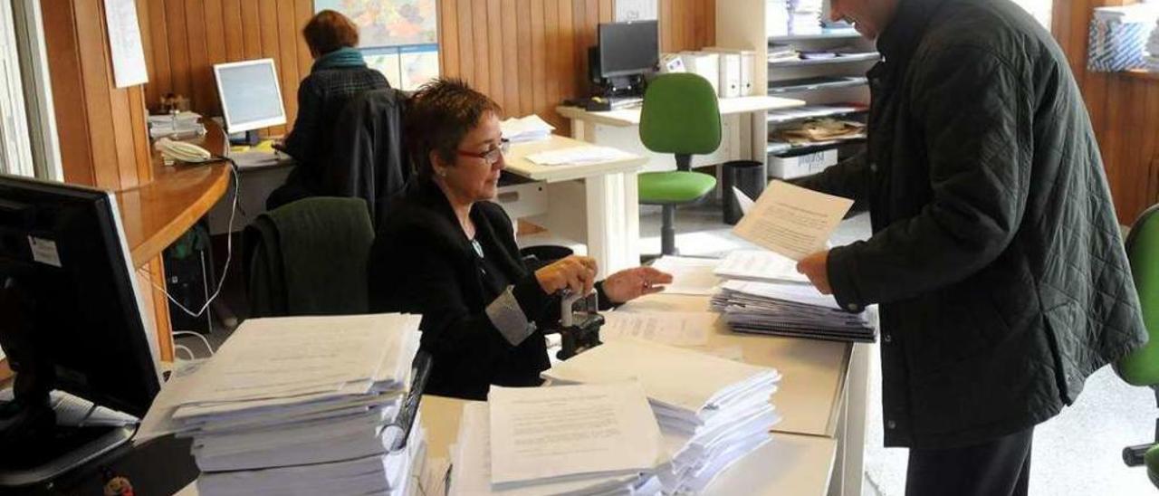 Funcionarios trabajando en el edificio judicial de A Parda. // Rafa Vázquez