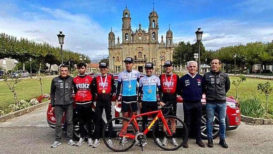 Parte del equipo tras el fin de la competición.