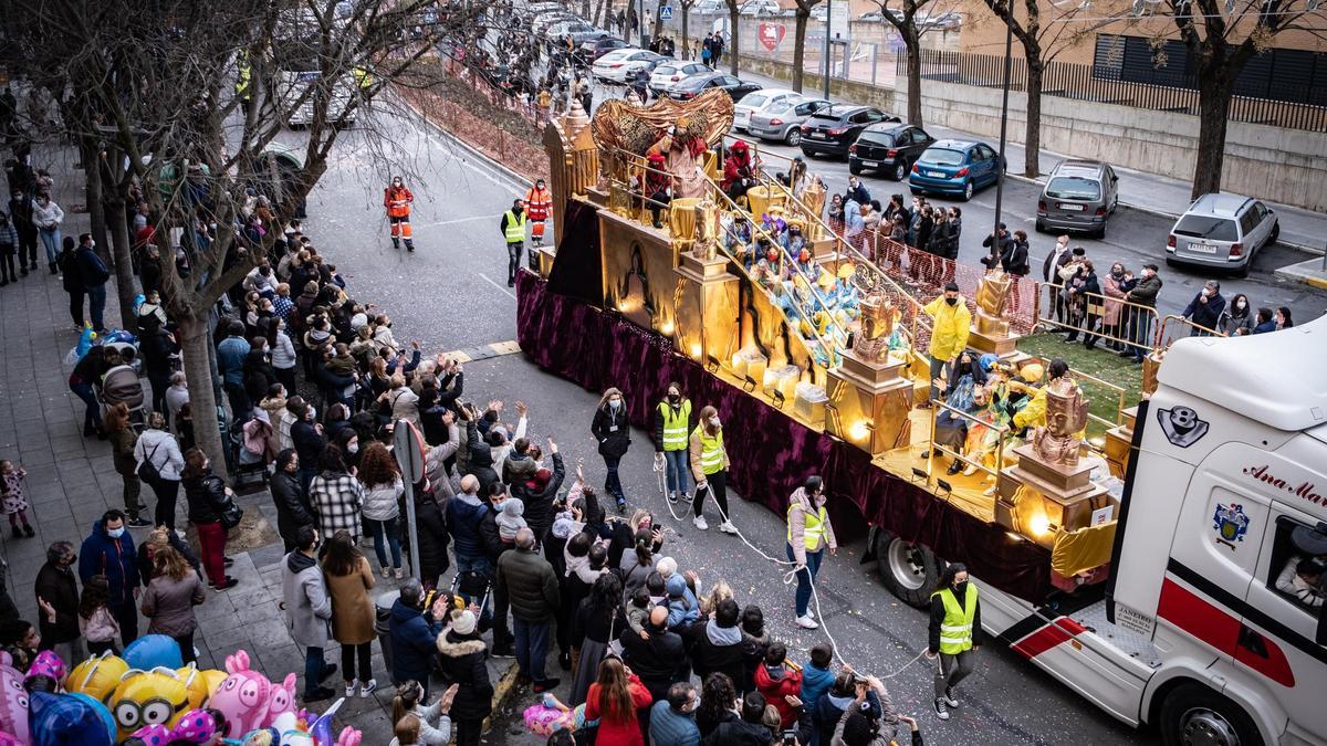 El rey Gaspar durante el recorrido.