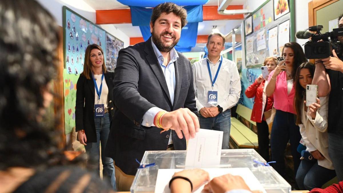 Fernando López Miras votando en las elecciones regionales del 28 de mayo