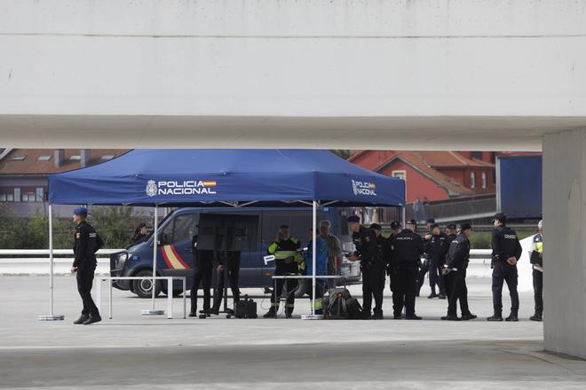 EN IMÁGENES: Simulacro de amenaza de bomba en el Niemeyer de Avilés con un centenar de efectivos en el operativo