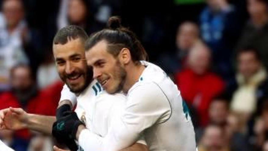 Benzema i Bale s&#039;abracen, celebrant el quart gol de l&#039;equip