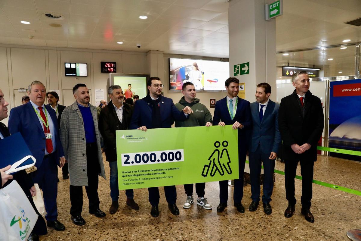 Así fue el recibimiento del pasajero dos millones en el aeropuerto de Asturias.