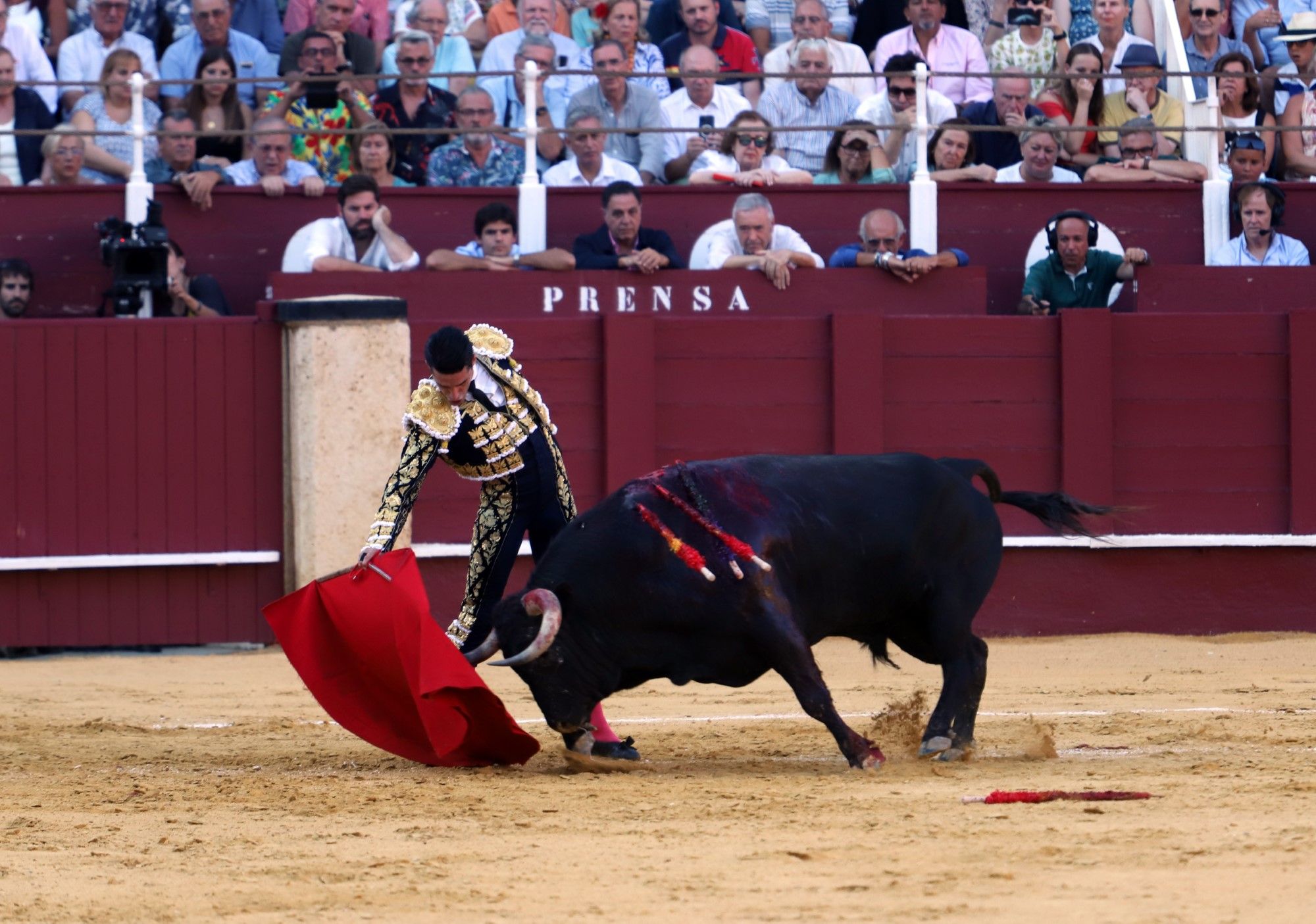 Las imágenes de la cuarta corrida de abono en La Malagueta y de la cogida de Jiménez Fortes