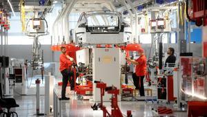 MAS   VALOR   tesla workers examine a model s used for trainin