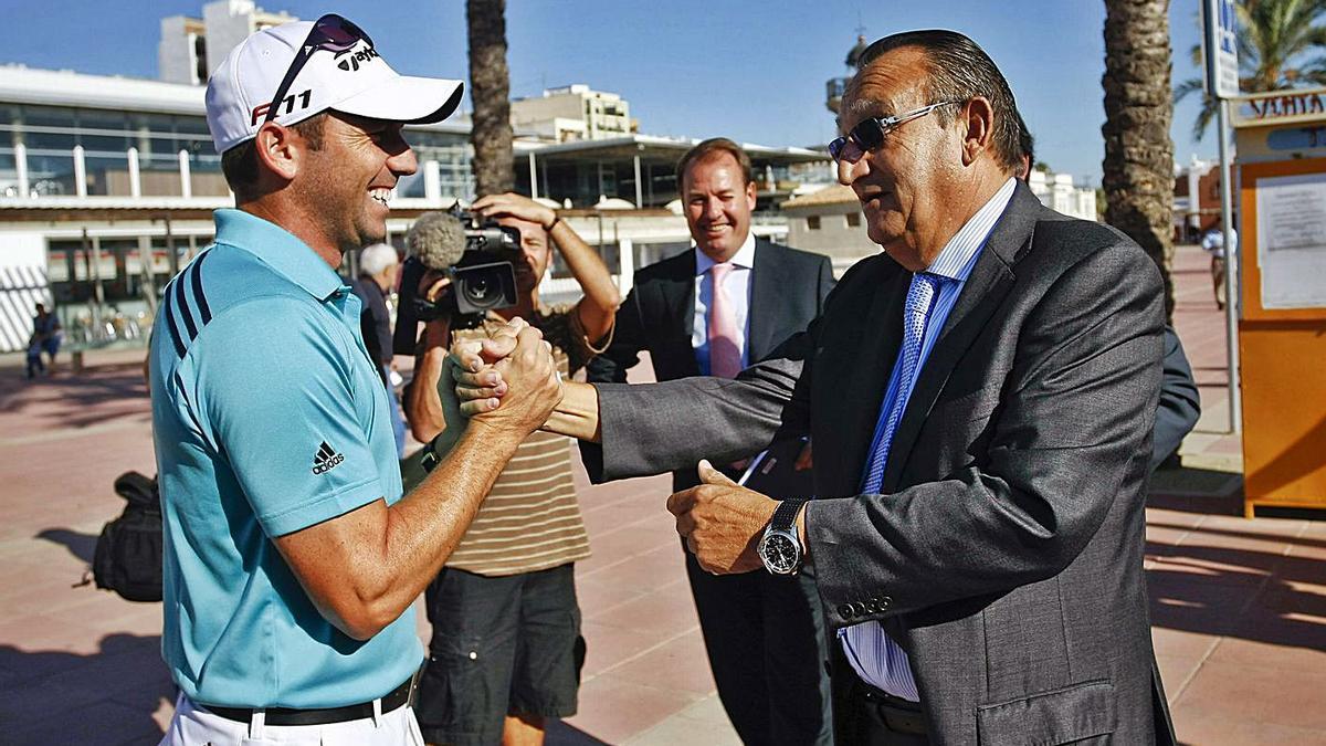 El golfista Sergio García saluda a Carlos Fabra, en la presentación del torneo Costa Azahar en 2011. | EFE/DOMÉNECH