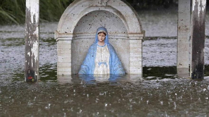 Una Virgen semisumergida en Sorrento (Luisiana).