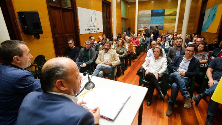 A la izquierda, instante del Consejo Político Nacional de CC celebrado ayer en la capital grancanaria.