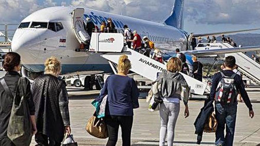 Passatgers embarcant en un avió de Ryanair a l&#039;aeroport.