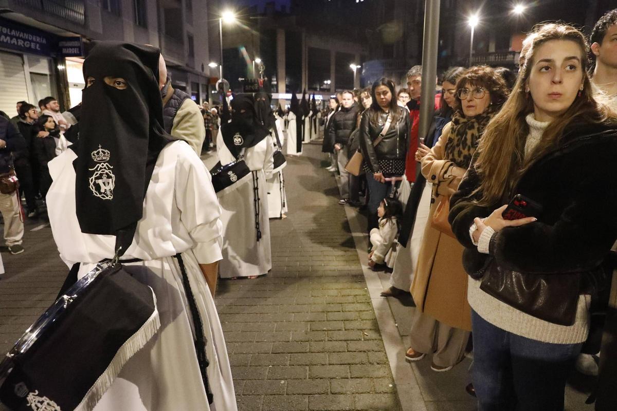 EN IMÁGENES: Emocionante procesión de la Soledad el Viernes Santo en Avilés