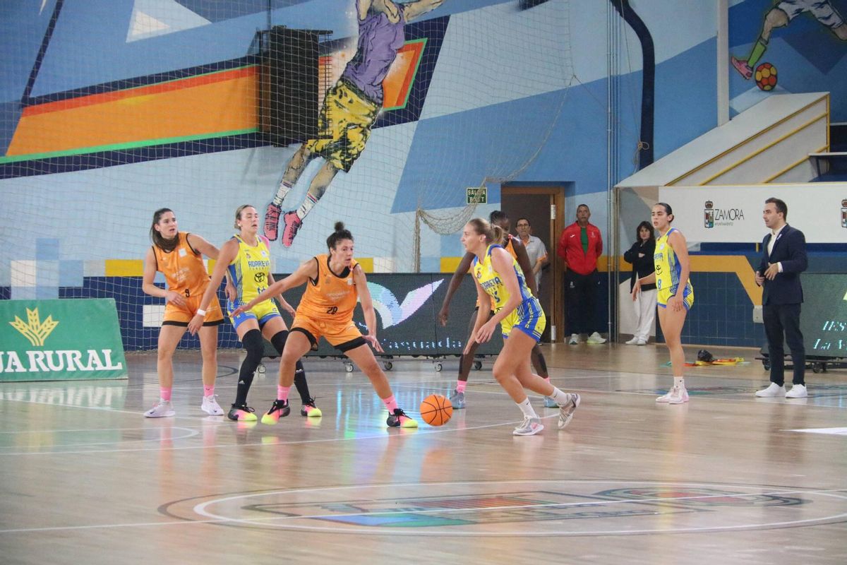 Bea Sánchez se emplea en tareas defensivas durante el Recoletas Zamora - Adareva Tenerife.