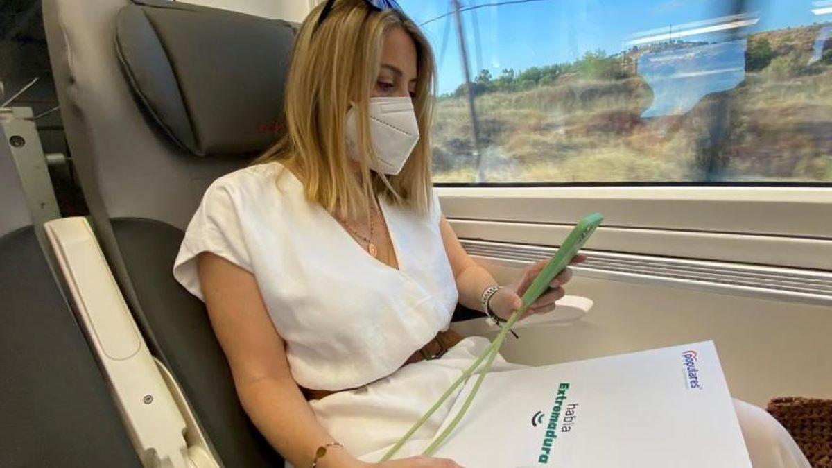 María Guardiola en el tren rumbo a Madrid. Una imagen de julio de 2022.