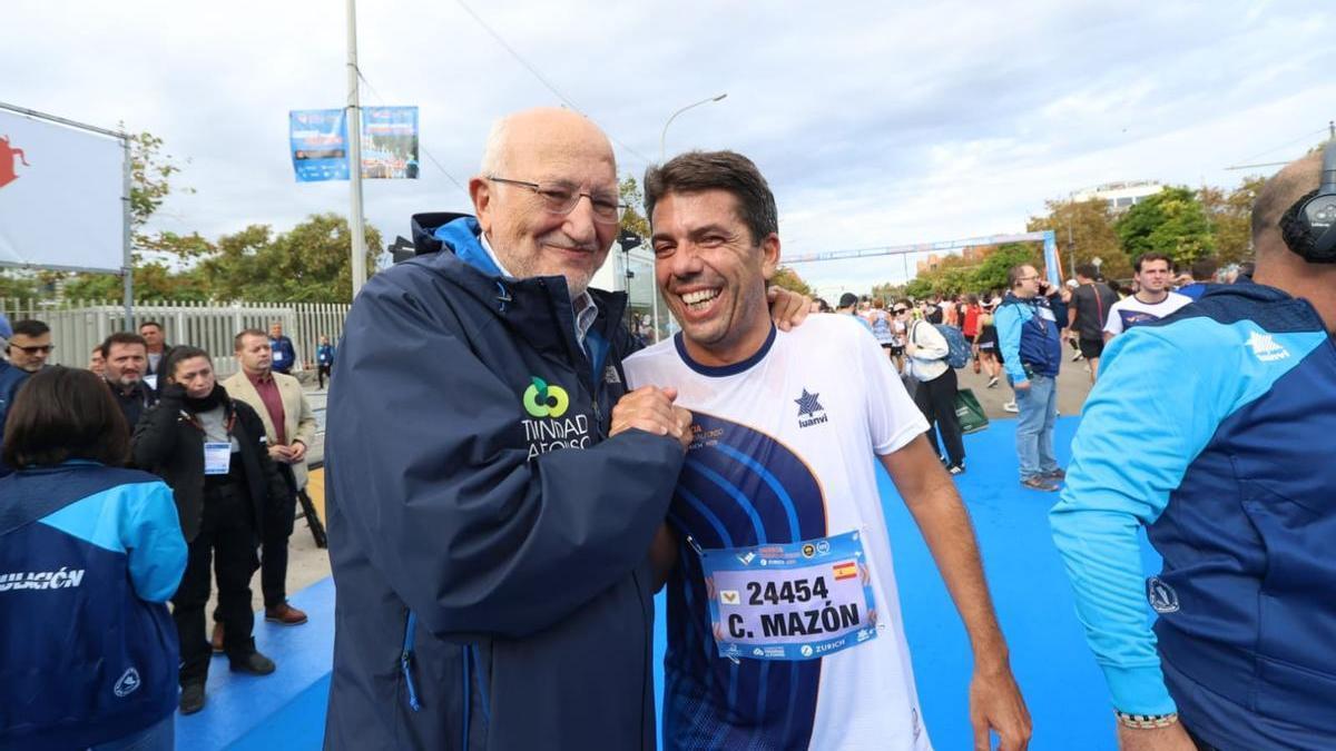 Juan Roig felicita a Carlos Mazón tras cruzar la línea de meta