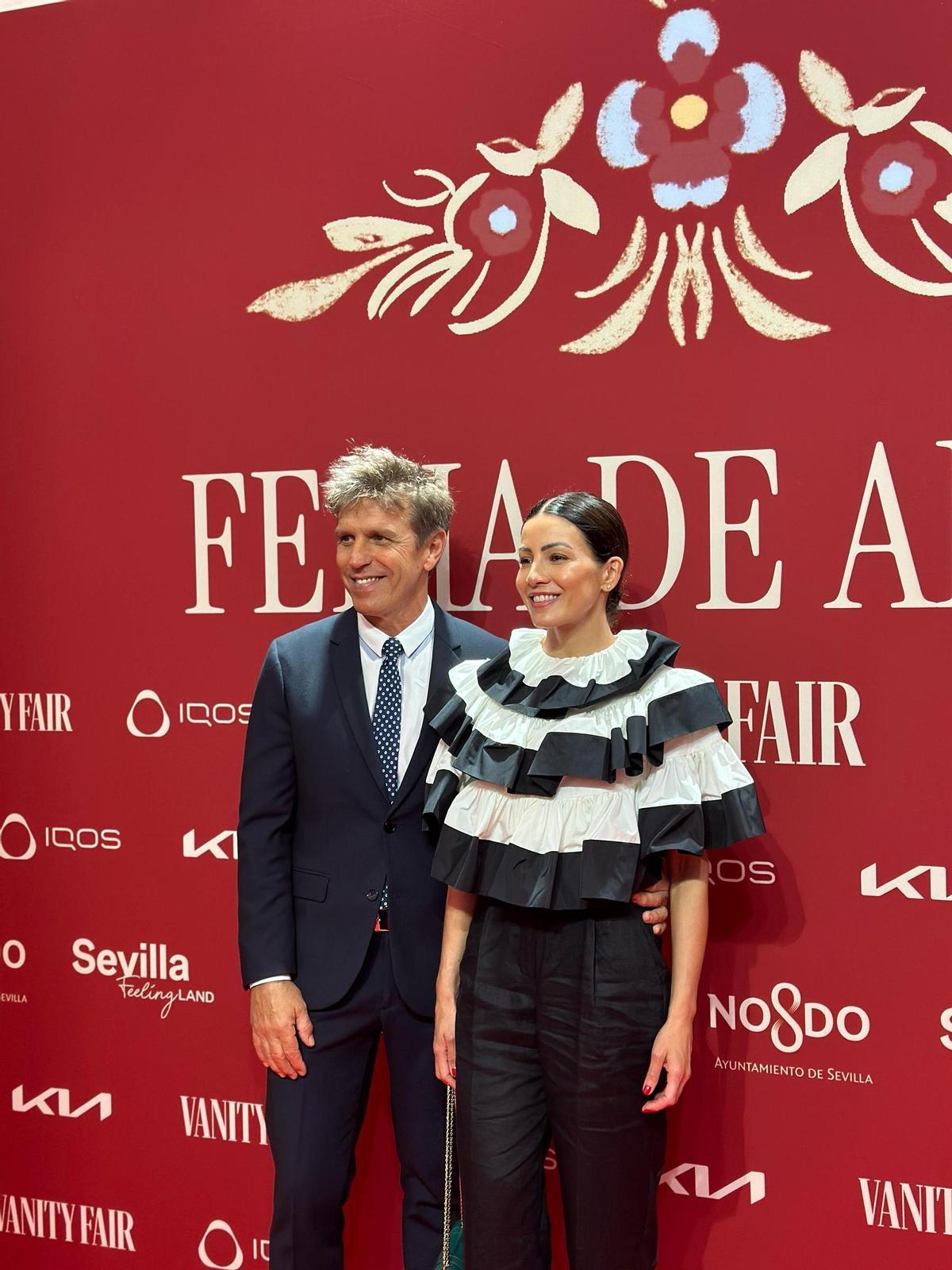 Manuel Díaz 'El Cordobés' y su mujer, Virginia Troconis, en el photocall de la fiesta.