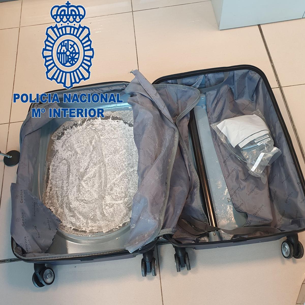 Detenido en El Prat por ocultar más de 3,5 kilos de cocaína en las maletas