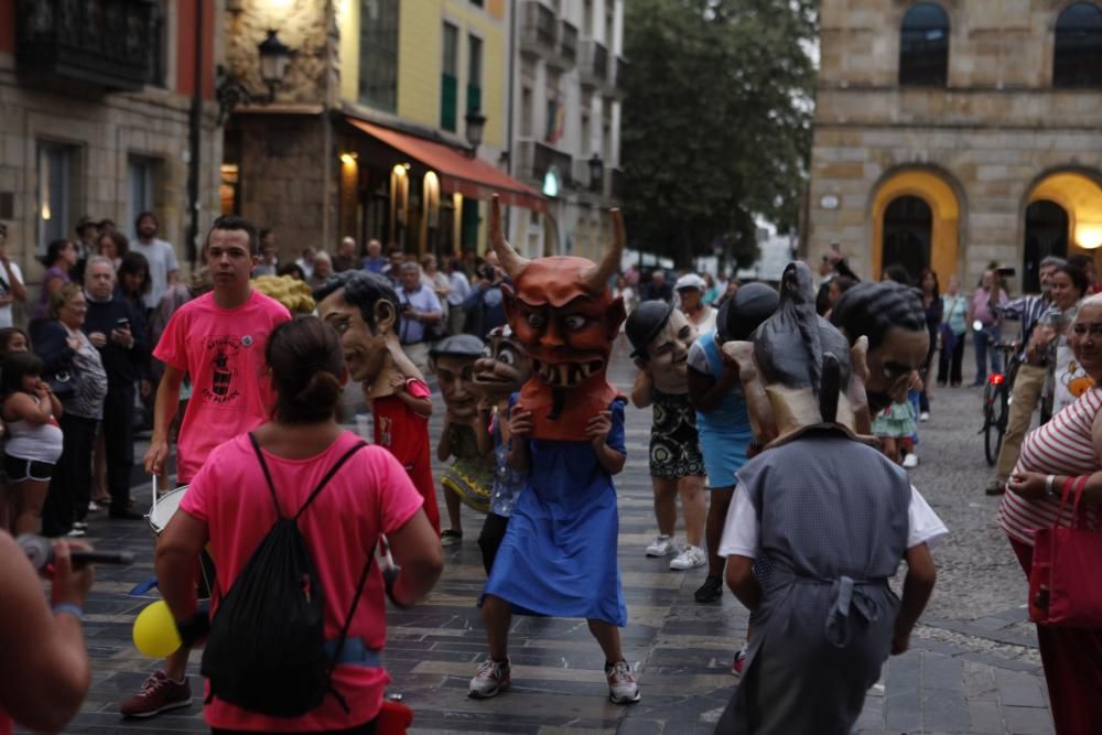 Cabezudos y batucada en Cimavilla, Gijón