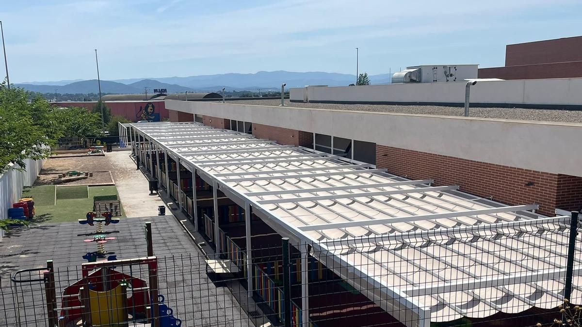 Instalación de sombras en el CEIP La Sabina de San Antonio de Benagéber.