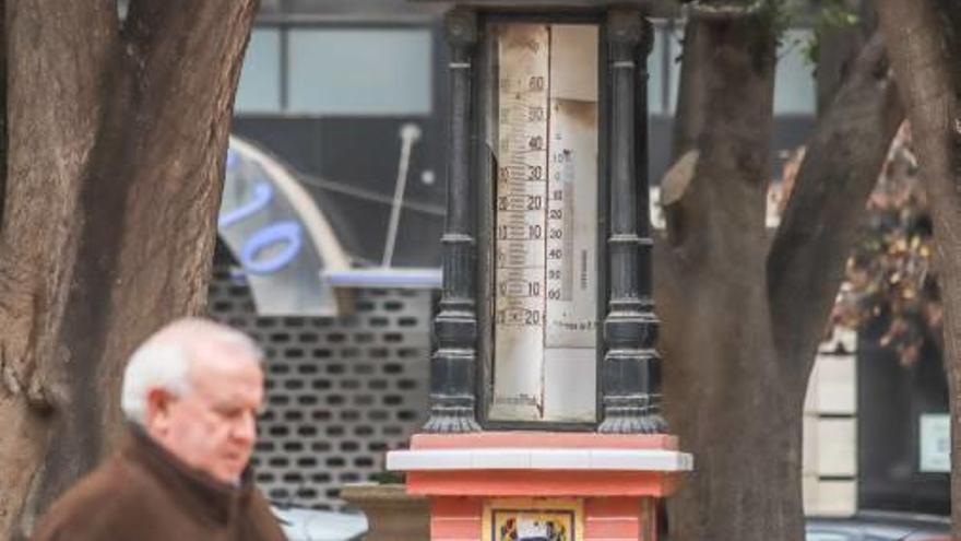 El termómetro de la Plaza Nueva, de estilo modernista, lleva meses con los cristales rotos.