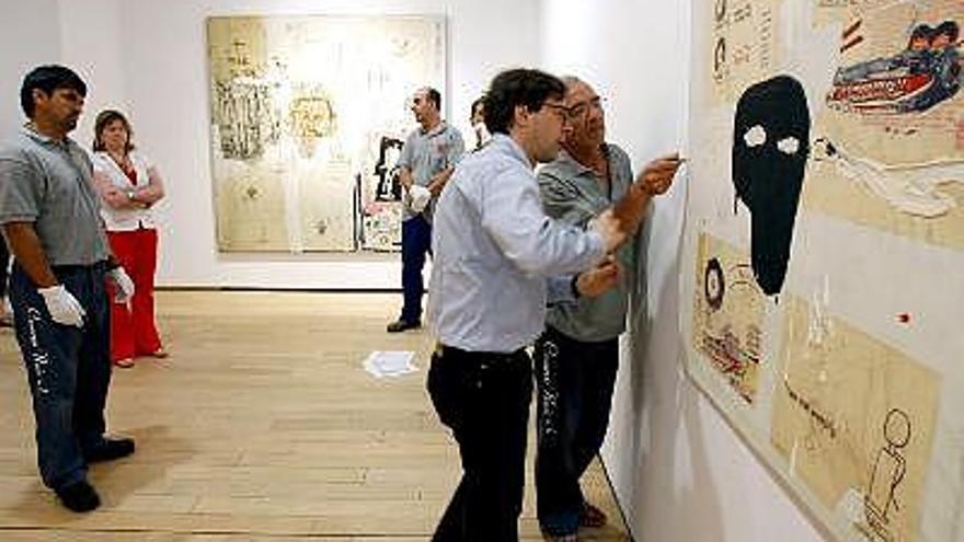 Unos operarios terminan de preparar la exposición que la Fundación Marcelino Botín aloja en su sede, con la colaboración de la Fondazione Memmo de Roma, y que se ha presentado con una muestra retrospectiva sobre Jean Michel Basquiat, artista cuya obra se acerca al graffiti. Dándoles indicaciones se encuentra el comisario de la muestra, Olivier Berggruen (al frente).