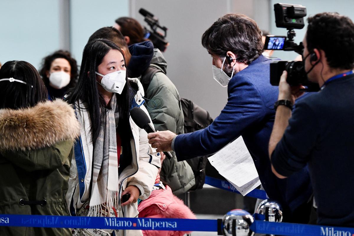 Controles para pasajeros procedentes de China en el aeropuerto de Malpensa, en Milán.