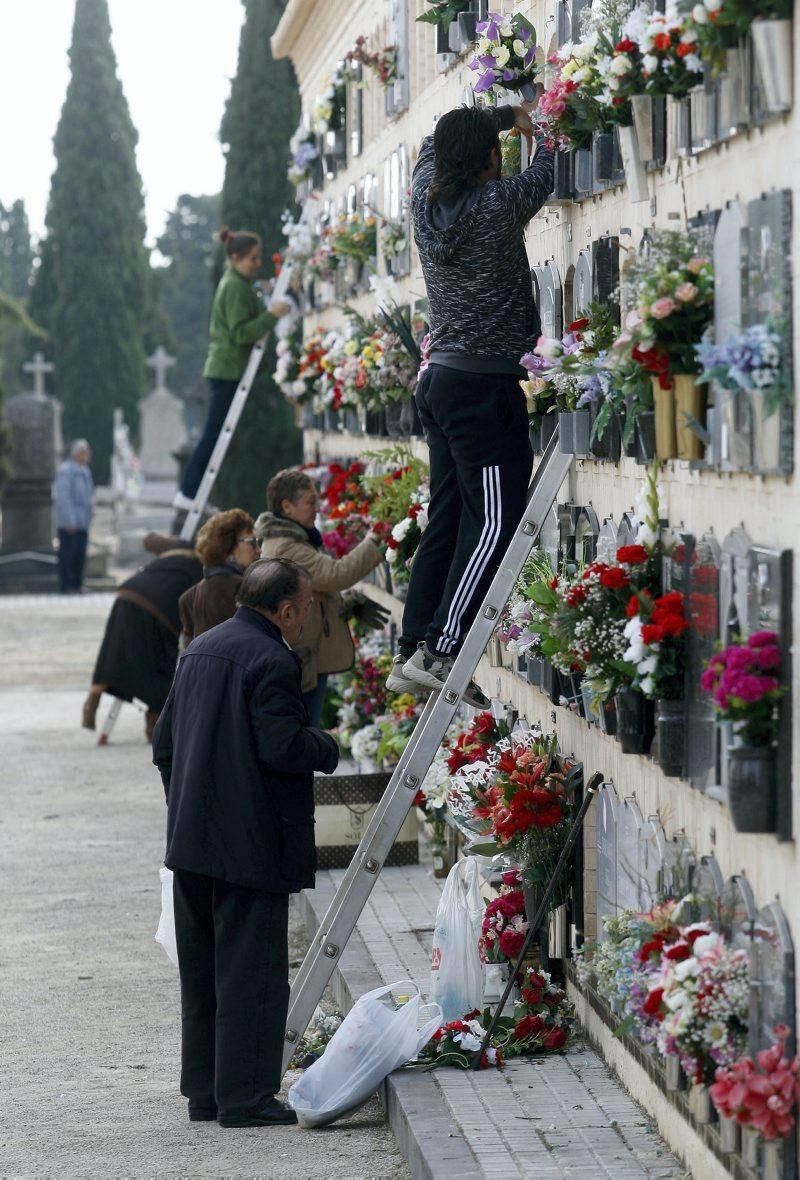 Día de Todos los Santos en el Cementerio de Zaragoza