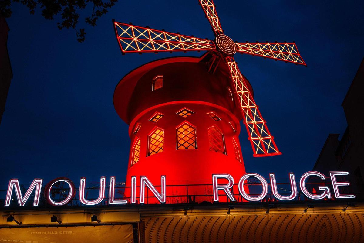 Imagen de archivo del Moulin Rouge, antes de caer las aspas del mítico molino